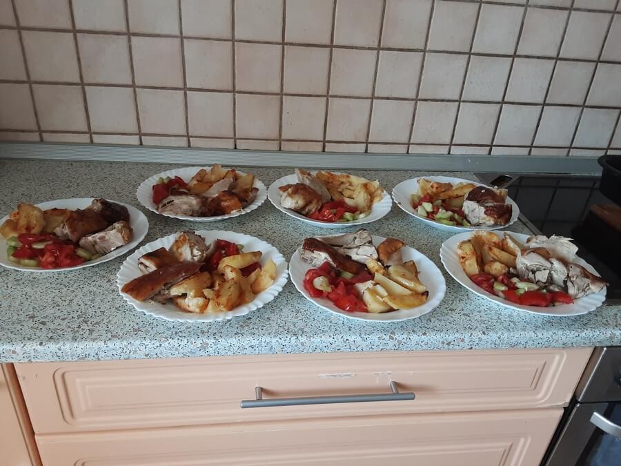 Rođendanski jelovnik - torta,, prasetina, pekarski krompir i srpska salata
